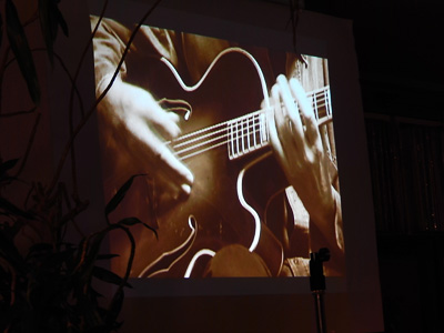 Playing For Friends On 5th Streetの動画