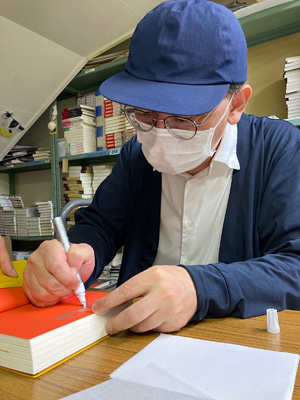 紀伊國屋書店新宿本店でサインする佐々木敦さん