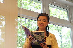 朗読
家の鈴木千秋さん