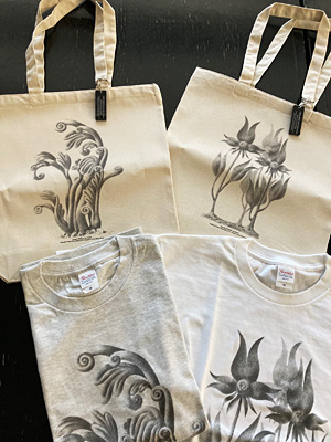 「マネモネ」と『フシギネ」のトートッグとTシャツ|だれも知らないレオ・レオーニ展