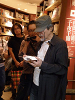 朗読する松岡さん