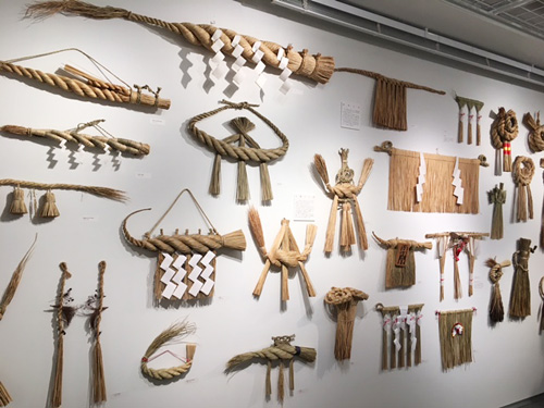 武蔵野美術大学「しめかざり〜祈りと形」展