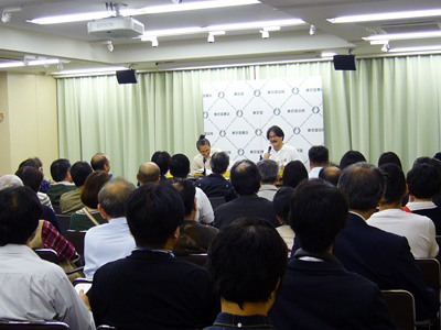 満員の会場