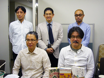 岡崎さん(右)と小山力也さんと編集者達