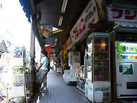 駄菓子屋に集う小学生